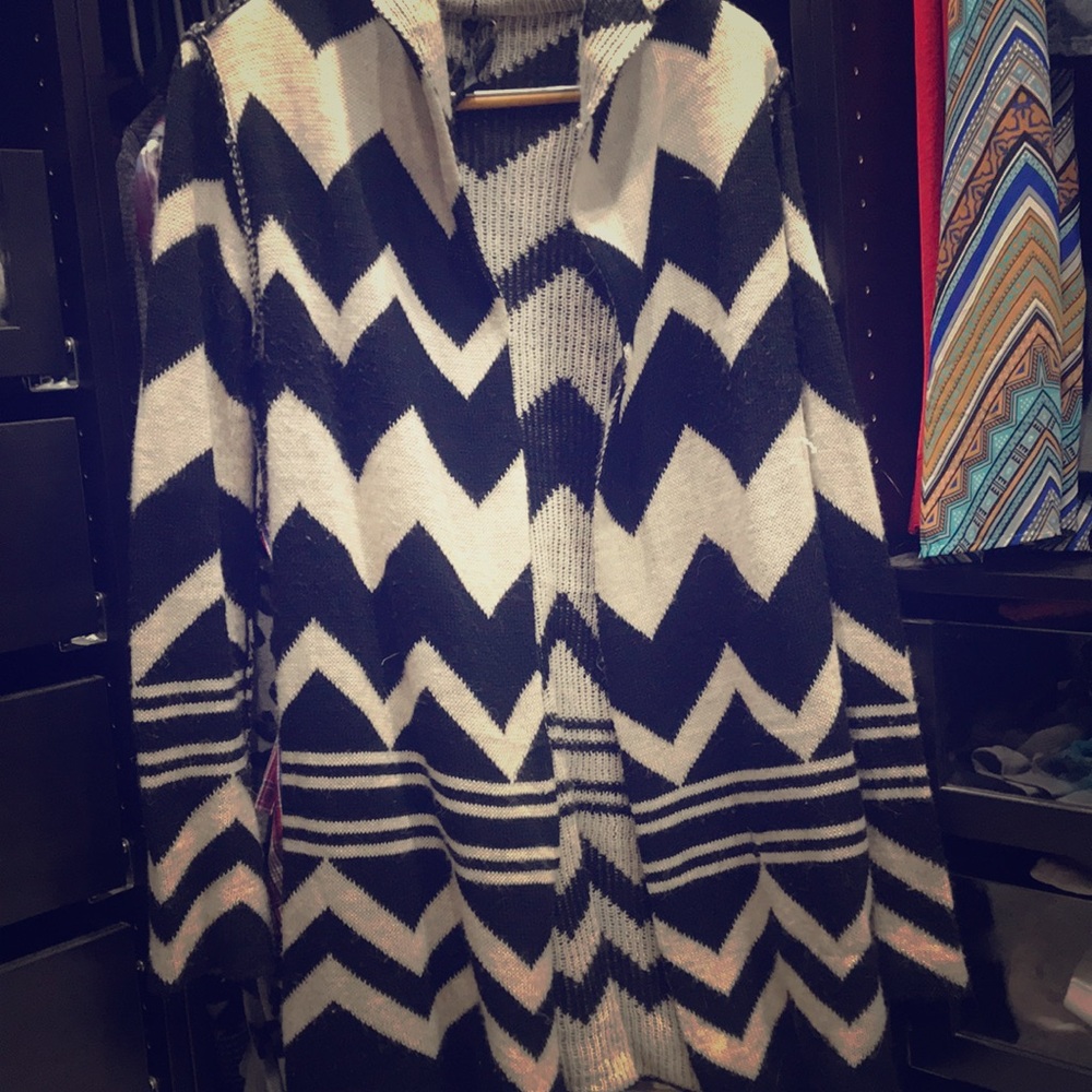 Knot sweater with hood like new